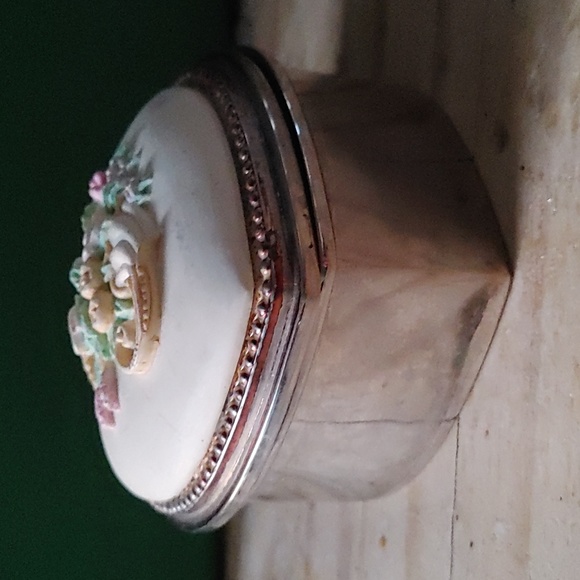 Heart Shaped Hand Painted Vintage Porcelain Trinket Box – No Marks - Picture 4 of 4